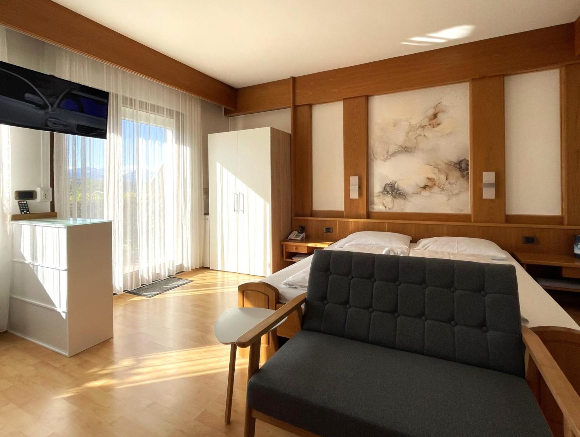 Hotel Garni Gruener Baum 라이베스 객실 사진